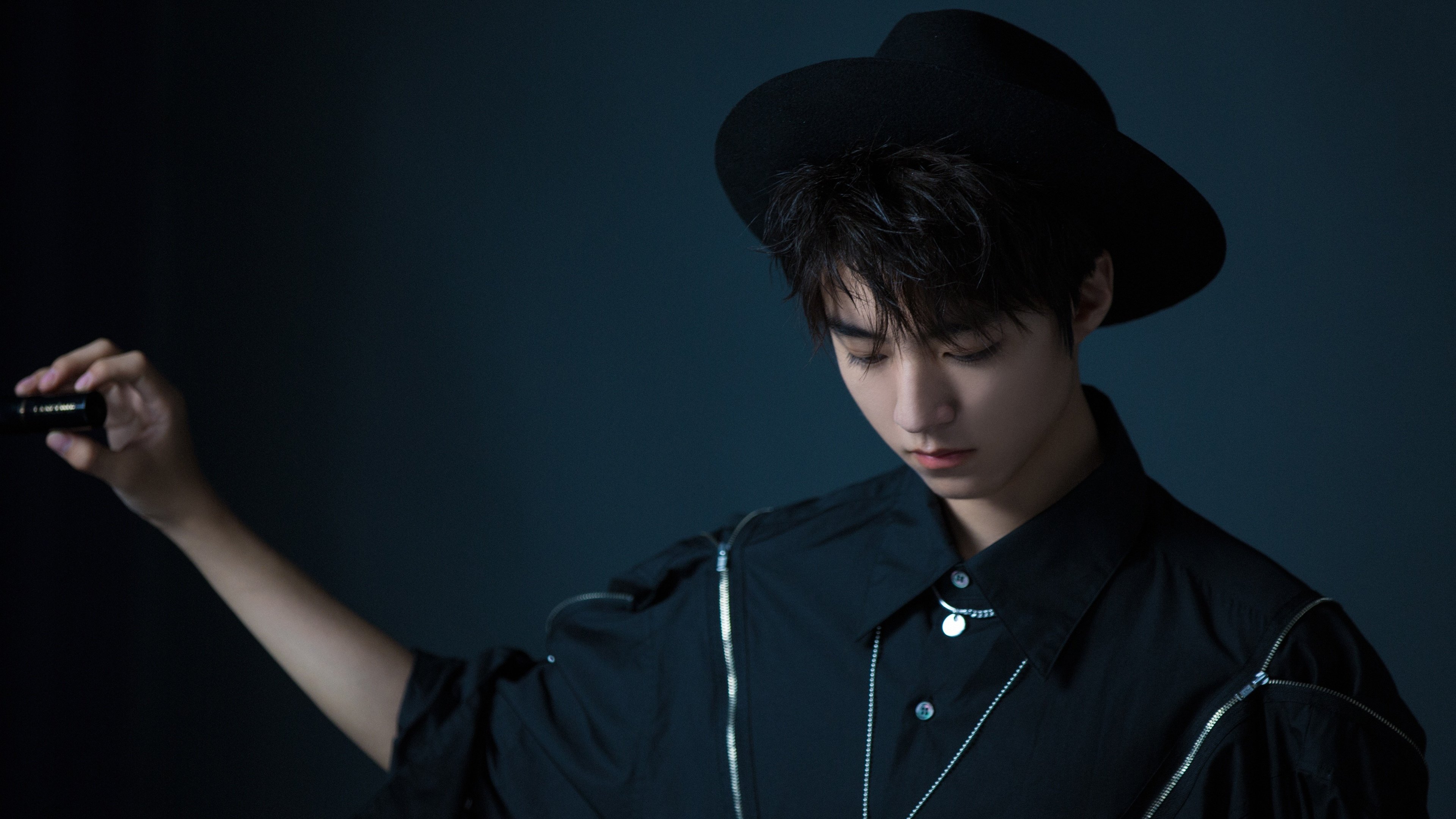 梅西领军巴萨逆袭，轻轻晋级一轮，梅西20年巴萨