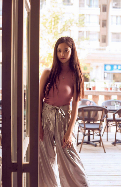 KAIYUN 中国大陆-国王场边训练照展示球员专注面貌，国王 球队